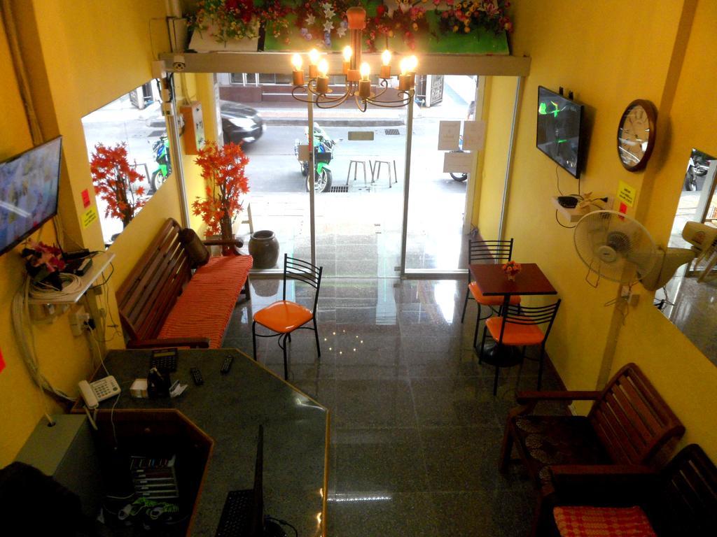 Home Hug Hostel (Adults Only) Бангкок Экстерьер фото