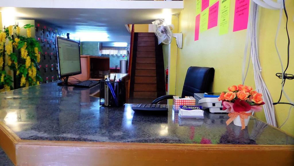 Home Hug Hostel (Adults Only) Бангкок Экстерьер фото