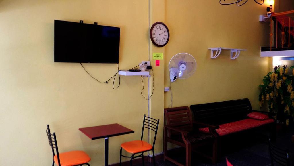 Home Hug Hostel (Adults Only) Бангкок Экстерьер фото