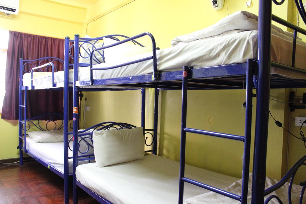 Home Hug Hostel (Adults Only) Бангкок Экстерьер фото
