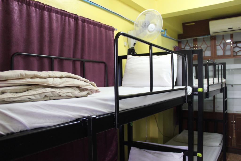 Home Hug Hostel (Adults Only) Бангкок Экстерьер фото