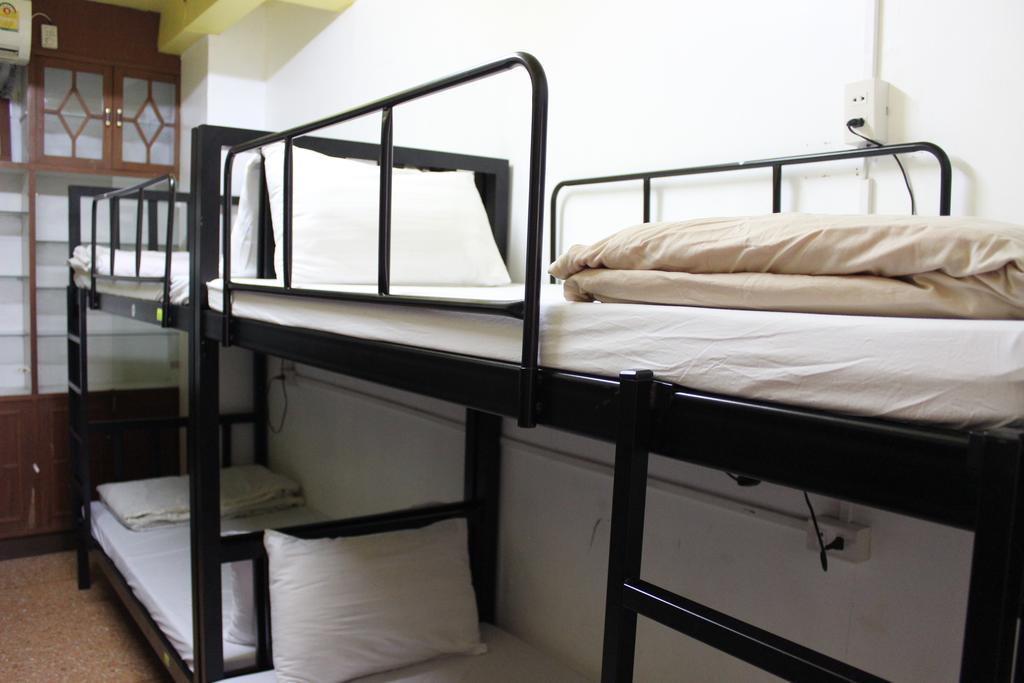 Home Hug Hostel (Adults Only) Бангкок Экстерьер фото