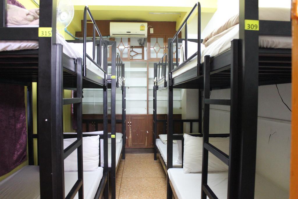 Home Hug Hostel (Adults Only) Бангкок Экстерьер фото