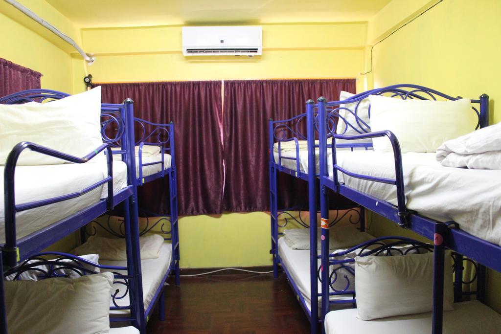 Home Hug Hostel (Adults Only) Бангкок Экстерьер фото