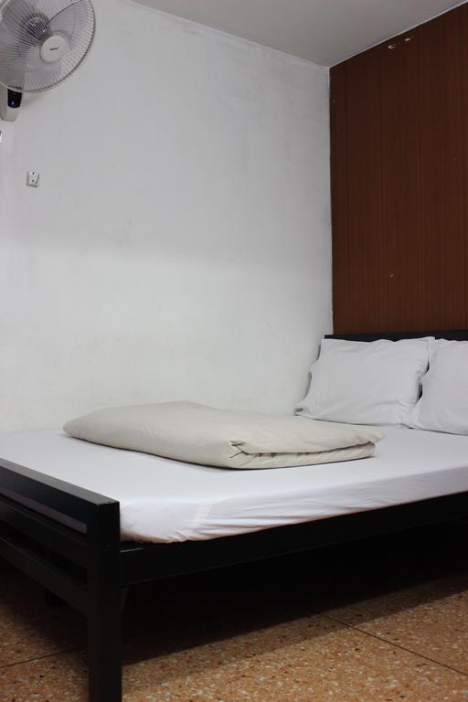 Home Hug Hostel (Adults Only) Бангкок Экстерьер фото