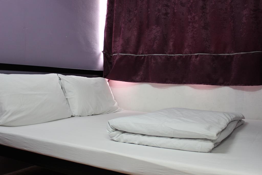 Home Hug Hostel (Adults Only) Бангкок Экстерьер фото